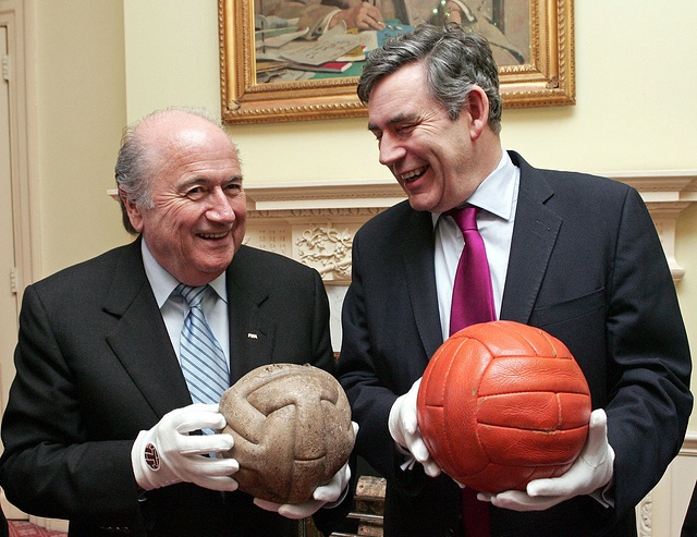 Йозеф Блаттер, глава FIFA и премьер-министр Великобритании Гордон Браун с мячами ЧМ-1930 и ЧМ-1966