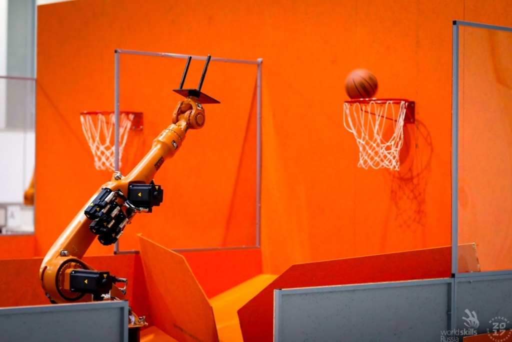 Участники чемпионата обыграли в баскетбол промышленного робота Kuka Robotics